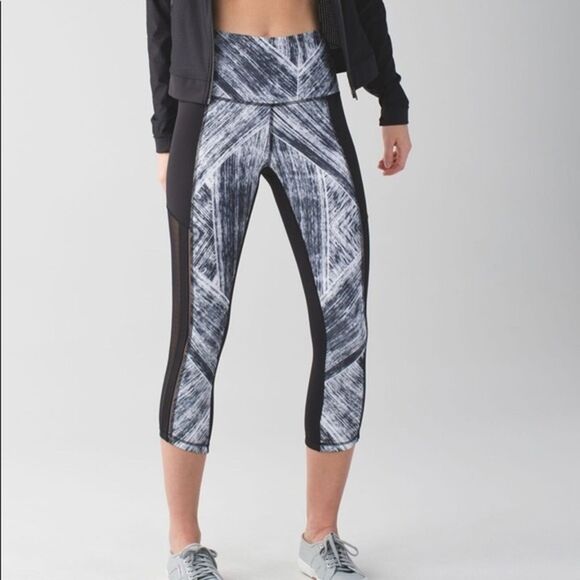 Lululemon Hot To Street Crop Size: 4 - Picture 3 of 12